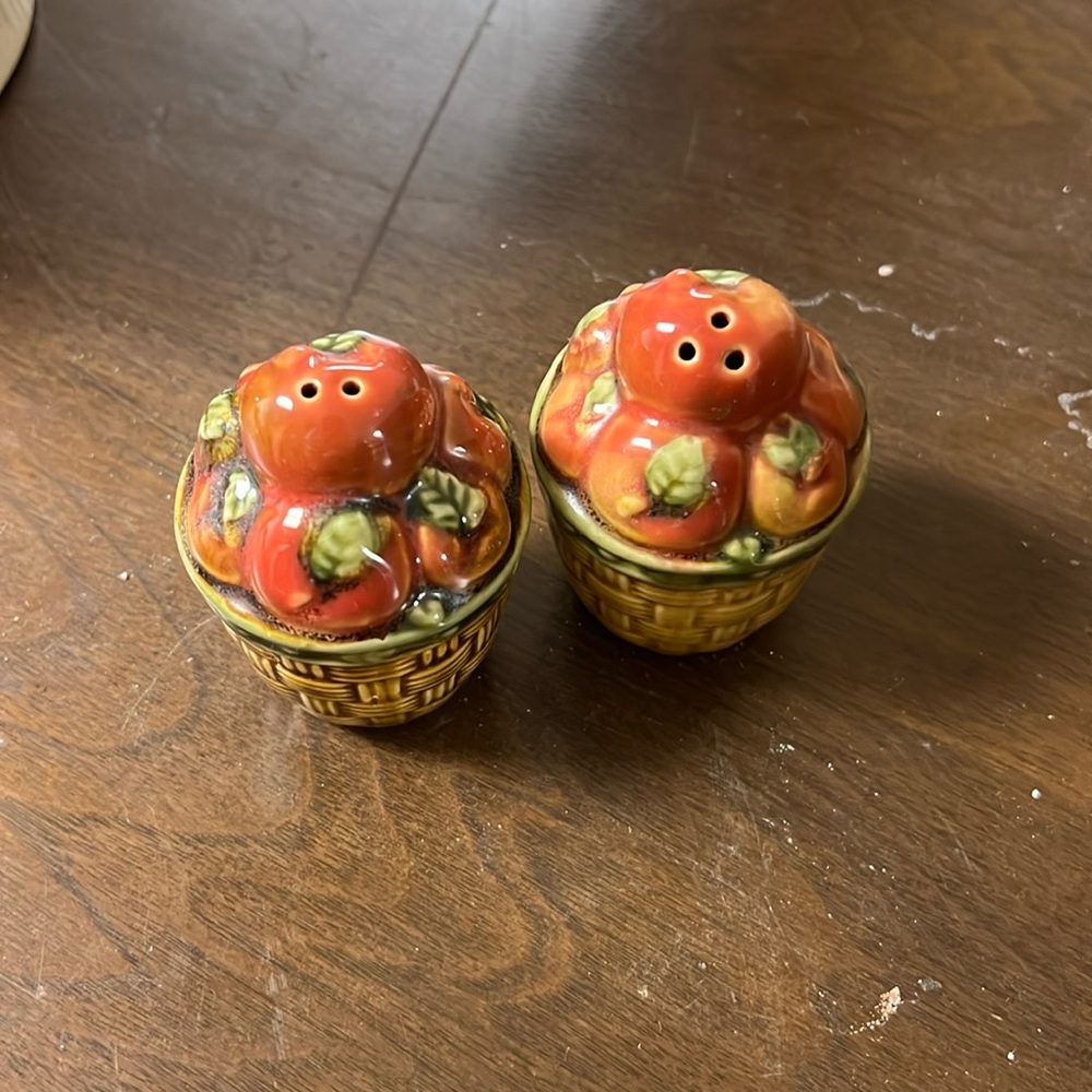 Vintage Tomato Basket Salt & Pepper Shakers Ceramic Kitchen Decor